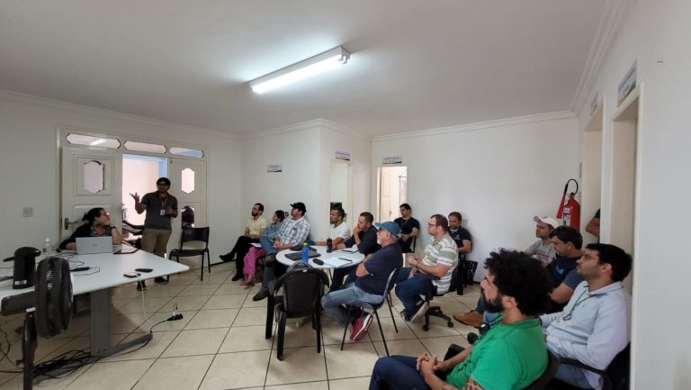 Equipe de cadastradores recebe treinamento para cadastro de usuários de água nas bacias da Serra da Ibiapaba e dos Sertões de Crateús
