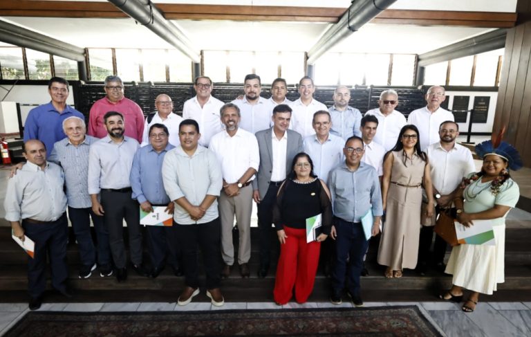 Sistema dos Recursos Hídricos e comitês de bacias discutem demandas hídricas com governador Elmano de Freitas